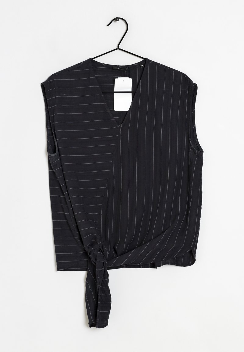 Top sans manches noir avec un décolleté en V, présentant des rayures blanches, un détail noué à l'ourlet et une texture de tissu doux et léger.