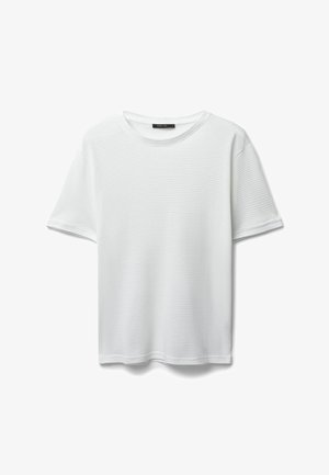 T-shirt bianco a maniche corte realizzato in tessuto testurizzato con righe orizzontali, caratterizzato da un collo rotondo e un taglio dritto.