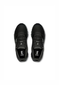 Chaussures de randonnée noires avec un dessus en tissu texturé, un embout renforcé et une semelle en caoutchouc. Présente un logo sur la languette et des accents imperméables.