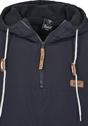 Mornarsko pulover s kapuco, z delno zadrgo na sprednji strani, flisom obložen, usnjenim oznako in belimi vrvicami. Ima teksturiran vzorec tkanine.