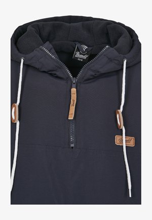 Mornarsko pulover s kapuco, z delno zadrgo na sprednji strani, flisom obložen, usnjenim oznako in belimi vrvicami. Ima teksturiran vzorec tkanine.