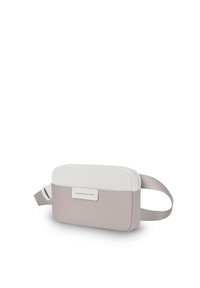 Borsa cosmetica rettangolare in materiale simile alla pelle di colore rosa chiaro e bianco. Ha una chiusura con zip e un piccolo tag di marca sul davanti.