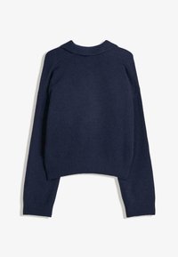 Navyblauwe gebreide trui met lange mouwen, voorzien van geribde cuffs, kraag en onderkant, plat getoond op een witte achtergrond.