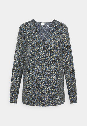 Donkerblauwe blouse met lange mouwen, kleine gele, blauwe en witte bloemenprint en een ronde halslijn.