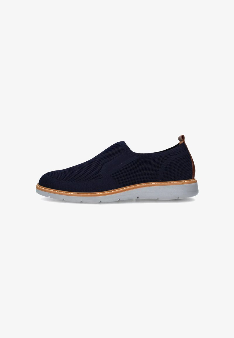 Scarpa slip-on navy con tomaia in tessuto a rete, pannelli elastici laterali e suola in gomma grigia chiara, con un accento marrone sul tallone.