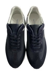 Sneakers blu navy con una combinazione di rete e suede, caratterizzati da un design con allacciatura e dettagli testurizzati sulla punta e sui lati.