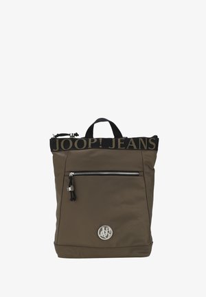 Khaki nylon batoh s černým logem na vrchu, s přední zipovou kapsou a kulatým stříbrným detailem loga.