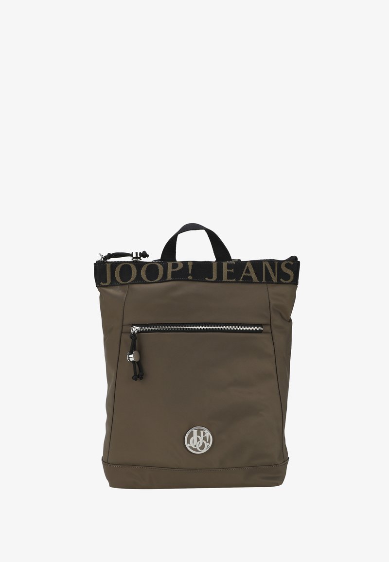 Kaki nylonryggsäck med en svart logoband upptill, med en framficka med dragkedja och en rund silvrig logodetalj.