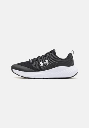 Zapatilla de running Under Armour en blanco y negro con parte superior de malla, suela acolchada y logo en el lateral, vista desde el lado exterior sobre fondo blanco.