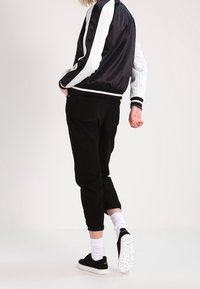 Urban Classics Bomberjacka - black