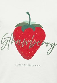 Πουκάμισο από βαμβάκι με γραφικό κόκκινης φράουλας και πράσινα φύλλα, συνοδευόμενο από το κείμενο "Φράουλα" και "Μ' αρέσεις πολύ" σε ανοιχτό πράσινο.