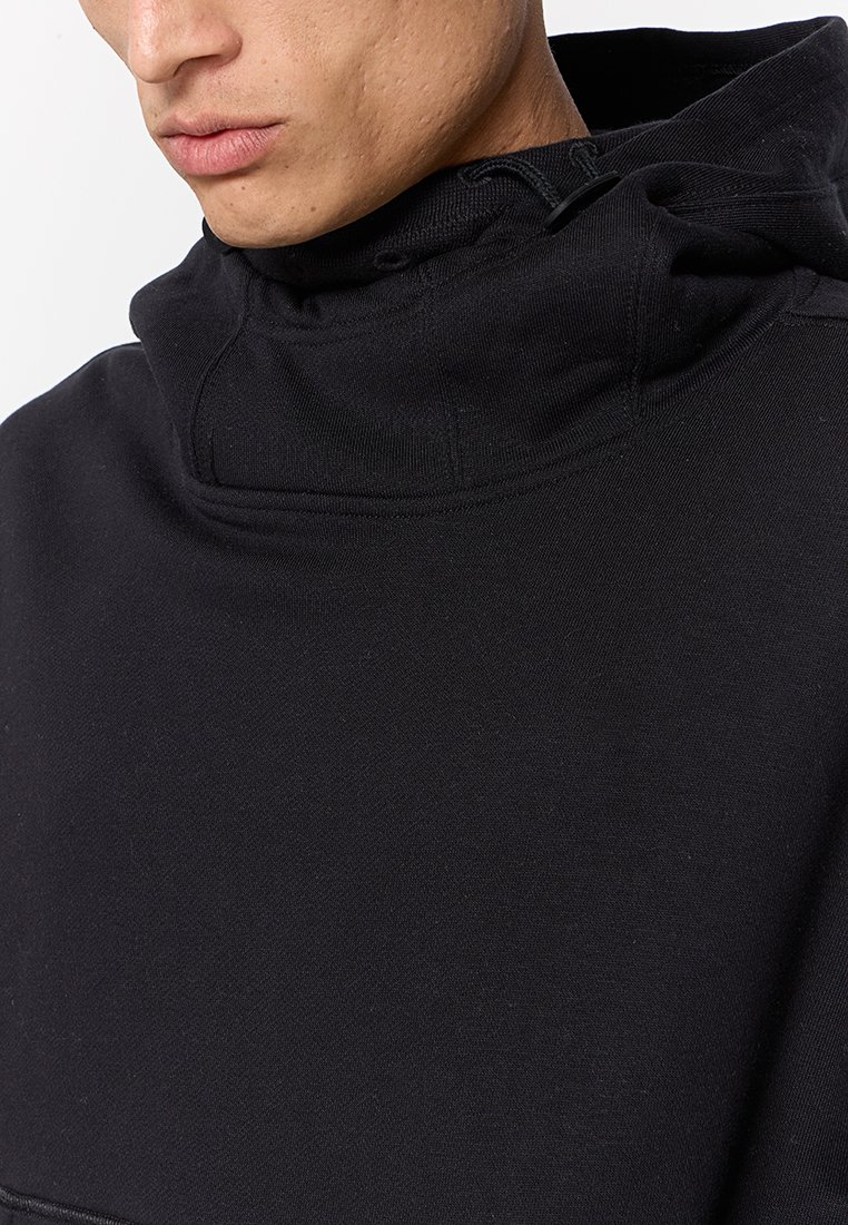 Schwarzer Kapuzenpullover aus glattem Stoff. Hat einen hohen Kragen, eine Kordelzug-Detail und eine lockere Passform. Minimales Design ohne Muster.