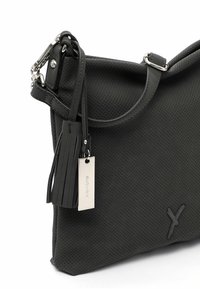 Borsa a mano in pelle nera perforata con un tassello rimovibile e una targhetta metallica. Progettata con una forma strutturata e dettagli in metallo argentato.