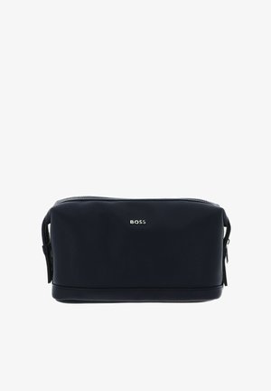 Neceser de cuero azul marino con acabado texturizado, cierre superior con cremallera y logotipo plateado "BOSS" en el frente. Cuenta con asas laterales.