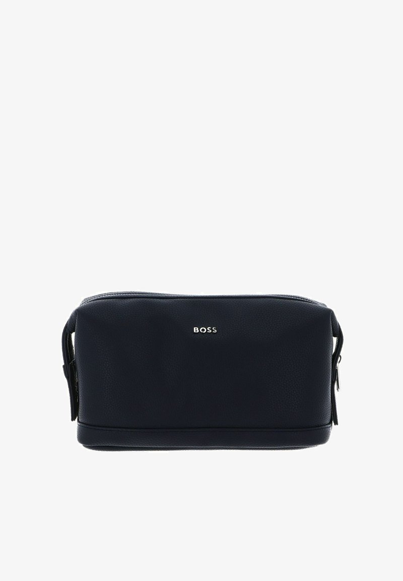 Trousse de toilette en cuir bleu marine avec une finition texturée, une fermeture éclair supérieure et un logo "BOSS" argenté sur le devant. Possède des poignées latérales.