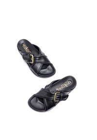 Zwarte faux leren slipper sandalen met een gekruist bandontwerp, gouden gespaccent en een gevoerd voetbed voor comfort.