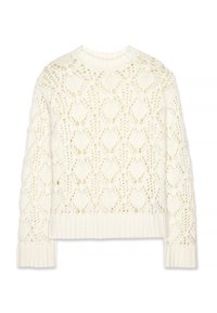 Valge kudum, millel on pitsmustriga riie, diamantharud, soonilised varrukate otsad ja hem ning ümmargune kaelus.