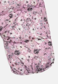 Blomstermønstrede stoff i nyanser av rosa med hvite og grå blomster; myk tekstur; samlet kant; polstret design egnet for kaldt vær.