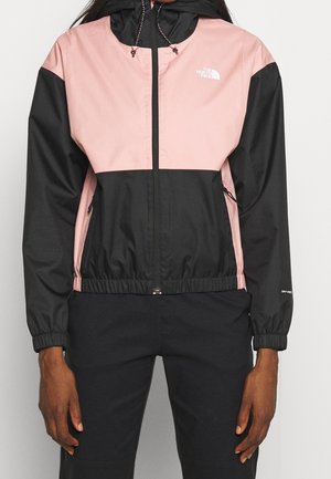 Personne portant une veste North Face noire et rose zippée avec poignets élastiques et capuche, visible des épaules aux hanches.