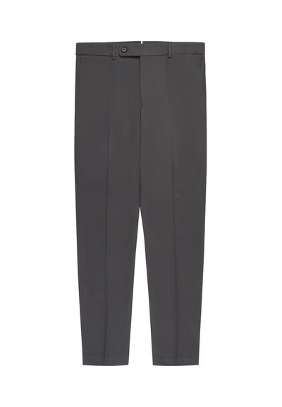 Pantalon gris foncé sur mesure avec fermeture à boutons, passants de ceinture, poches latérales et coupe ajustée.