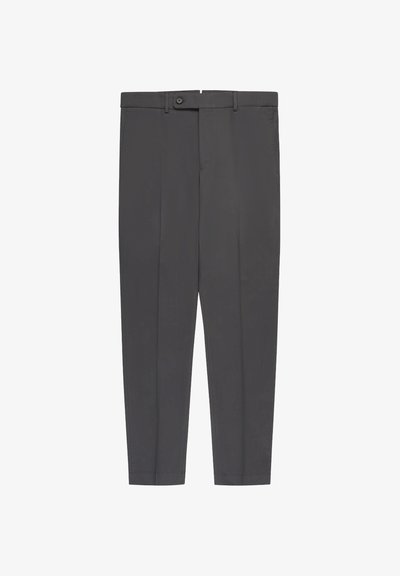 Pantalon gris foncé sur mesure avec fermeture à boutons, passants de ceinture, poches latérales et coupe ajustée.