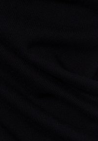 Schwarzer Strickstoff mit glatter Textur, der ein feines Rippmuster und eine leichte Drapierung aufweist und Weichheit sowie Flexibilität zur Schau stellt.