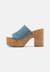 Sandal in denim blu con suola in sughero e tacco spesso, caratterizzato da una ampia fascia anteriore e una soletta liscia marrone.