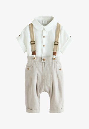 Weißes Hemd mit kurzen Ärmeln und Kragen, kombiniert mit beigefarbenen Leinen-Overalls, die braune Knopfakzente, verstellbare hellbraune Hosenträger und aufgenähte Taschen aufweisen.