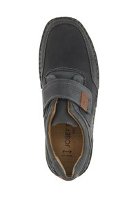 Dunkelgrauer Lederschuh mit Klettverschluss, runder Spitze und kontrastierenden beigen Akzenten auf der Innensohle und den Nähten. Strukturierte Oberflächen.