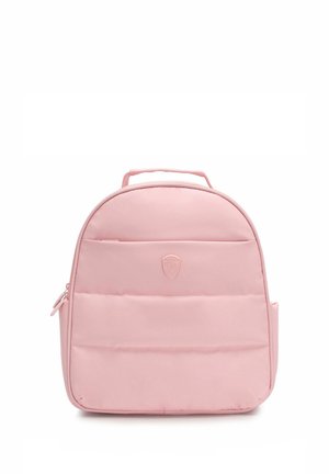 Pequeña mochila rosa con asa superior, bolsillo delantero y logo sutil sobre un fondo blanco liso.