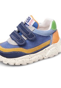 Dětské modré a žluté semišové tenisky se dvěma suchými zipy, bílou tečkovanou podrážkou, zeleným poutkem na patě a štítkem "SPORT 88" na jazyku.