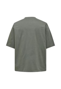 T-shirt à manches courtes vert olive, fabriqué en coton doux. Présente un col rond et une coupe ample avec une texture lisse et aucun motif visible.