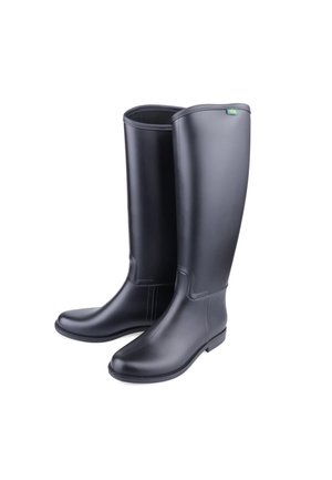 Een paar hoge zwarte rubberen regenlaarzen met een gladde afwerking en een lichte hak, rechtopstaand afgebeeld op een witte achtergrond.