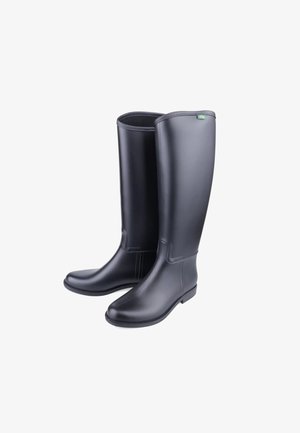 Een paar hoge zwarte rubberen regenlaarzen met een gladde afwerking en een lichte hak, rechtopstaand afgebeeld op een witte achtergrond.