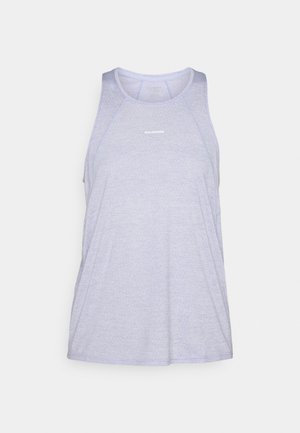 Világos lila sportpóló, légáteresztő anyagból készült, kerek nyakkivágással, ujjatlan kialakítással és minimális logóval.