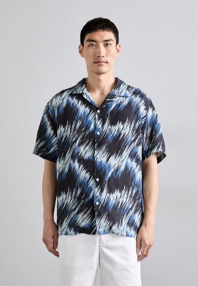 Chemise à manches courtes noire avec un motif abstrait bleu et bleu clair, présentant un col camp et une fermeture à boutons à l'avant.