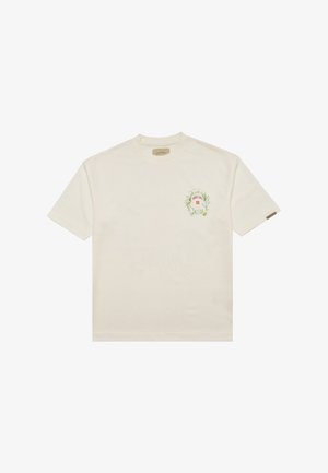 Gebroken witte korte mouw T-shirt met ronde hals en een klein bloemenkrans- en rood vierkantontwerp op de linkerborst.