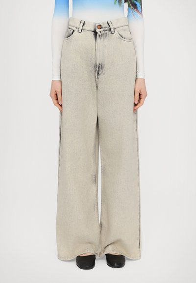 Wide-leg, light gray jeans made of denim, featuring a high waist, front pockets, and a slight faded pattern at the front and back.