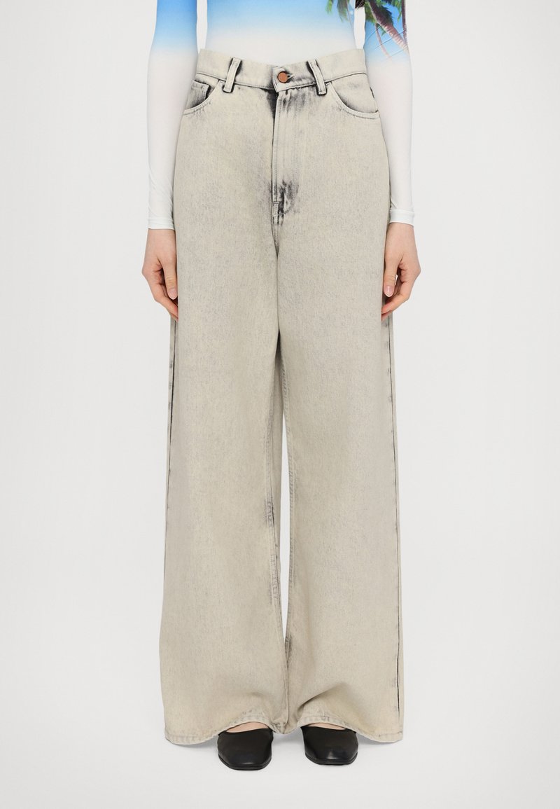 Wide-leg, light gray jeans made of denim, featuring a high waist, front pockets, and a slight faded pattern at the front and back.