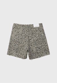 Shorts en imprimé léopard en mélange de coton, présentant un fond beige clair avec des taches marron foncé, deux poches arrière et une taille standard.
