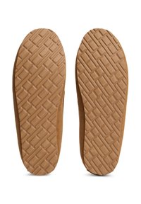 Pantofole in suede marrone con suole in gomma testurizzata, caratterizzate da un motivo a diamante per una migliore aderenza e una finitura liscia nella parte superiore.