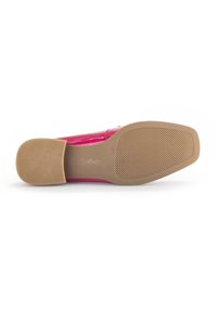 Felle roze glanzende platte schoen met een gladde bovenkant, rubberen zool en een gestructureerd grippatroon. Bevat subtiele branding aan de onderkant.