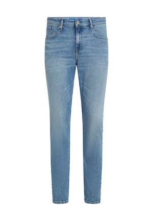 Φωτεινά γαλάζια τζιν στενής εφαρμογής με μπροστινό κουμπί, φερμουάρ και σχεδιασμό πέντε τσεπών, εμφανιζόμενα σε λευκό φόντο.