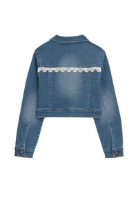 Jeansjacke in Hellblau mit kurzem Schnitt. Verfügt über eine Spitzenverzierung am Rücken und geknöpfte Ärmel. Glatte Textur.