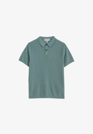 Krátký rukáv, tyrkysově zelené žebrované pletené polo tričko se dvěma černými knoflíky a měkkým límcem, položeno na bílé pozadí.