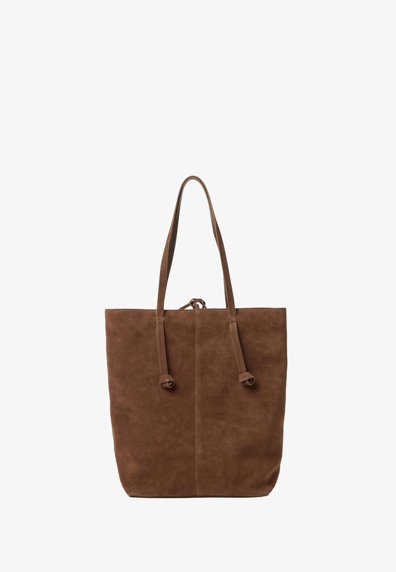 Borsa tote in suede marrone con due lunghe tracolle, caratterizzata da un design semplice e un'apertura arricciata con due accenti annodati.