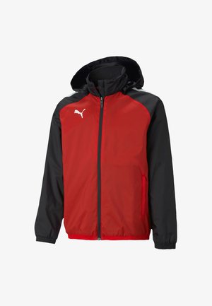 Giacca nera e rossa con zip e cappuccio, realizzata in materiale leggero. Presenta un logo Puma sul petto e polsini elastici.