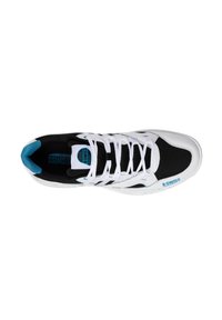 Chaussure de sport noir et blanc avec une tige en mesh, des lacets blancs et des accents bleus. Présente une semelle rembourrée et une finition texturée.
