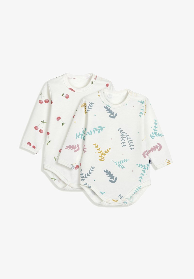 Twee babybodysuits met lange mouwen van crème katoen; de ene met kersenprint, de andere met kleurrijke bladerenpatronen. Beide hebben drukknoopsluitingen.