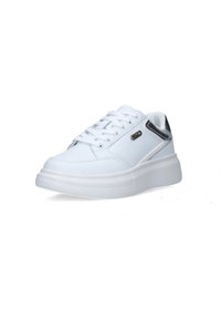 Sneaker bianca con finitura in pelle liscia, design con lacci, accenti grigi testurizzati e una spessa suola in gomma bianca.